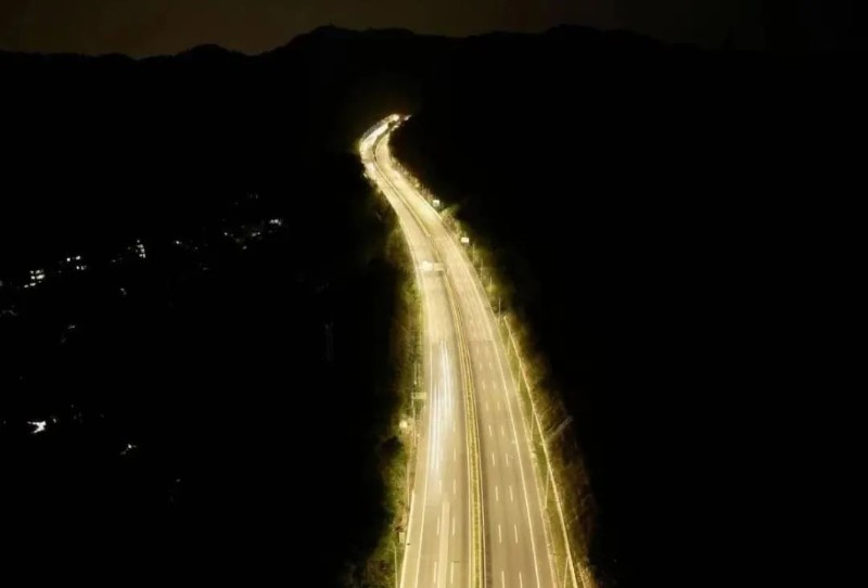 黄麻大桥至牛鼻山隧道段夜间照明效果