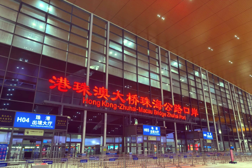 灯火通明的港珠澳大桥口岸