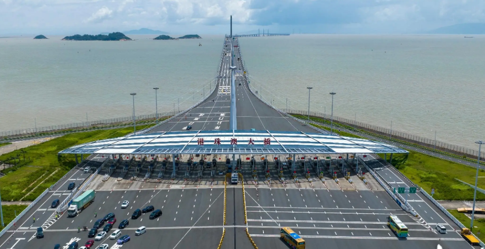 港珠澳大桥口岸开通后，成为中港车牌通行的重要新选择