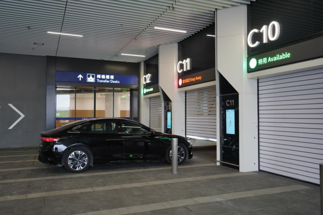 车辆开进存车处。摄/伍超贤